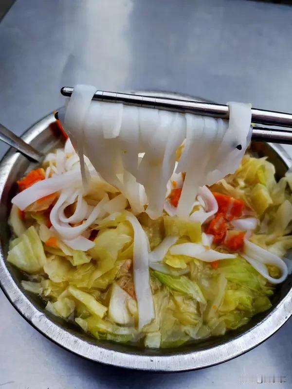 早上起晚了，直接冲去楼下的早餐店。一碗热乎的汤粉，加了满满的牛肉和青菜，嗦一口