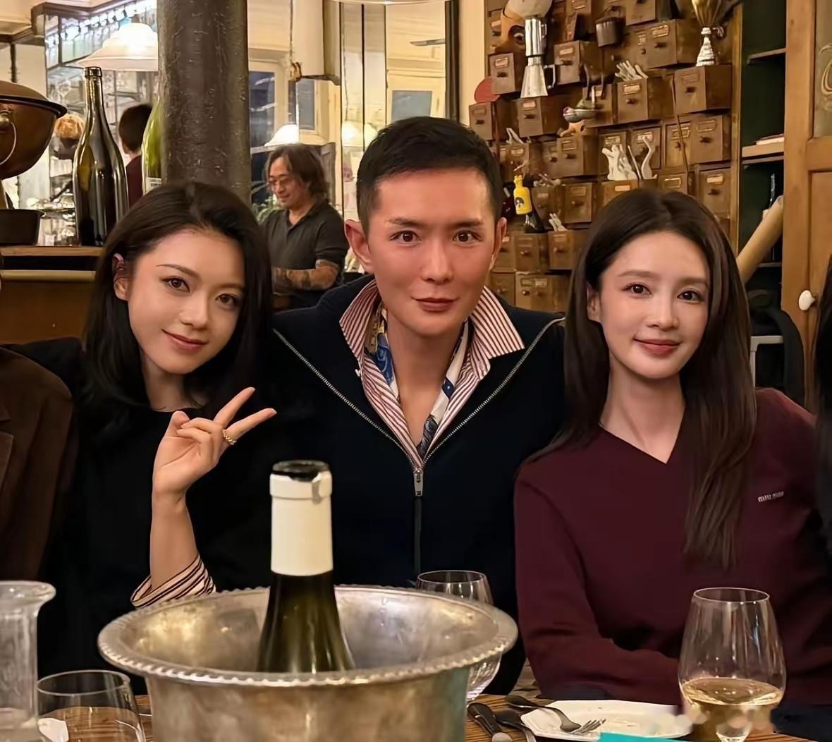 刘冲发了和麦麦李沁的合照，亮眼的美女们，想坐刘冲这个位置啊喂！！！​​​​