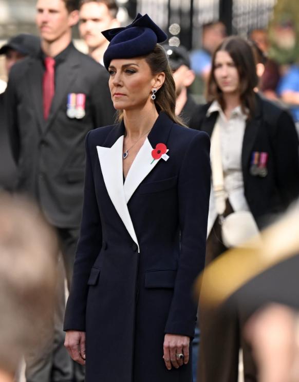 英国凯特王妃出席澳新军团日悼念仪式！她以一身藏青撞白翻领西装亮相，在庄重底色中注
