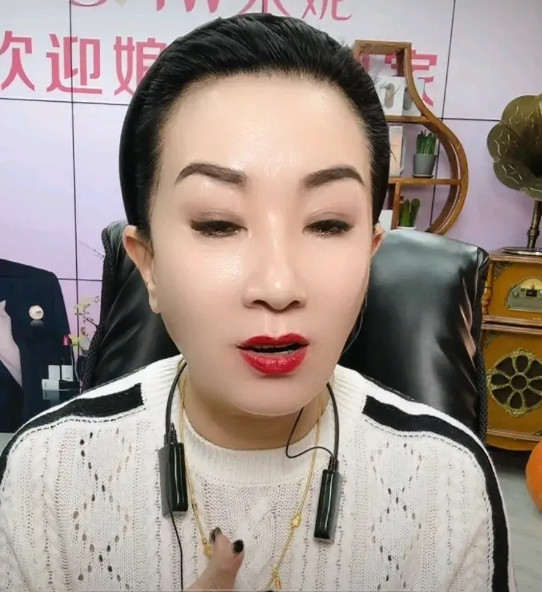 谢广坤和二婚媳妇王小华生的女儿唐畅只有21岁，看样子是个很厉害的小姑娘，她在直播