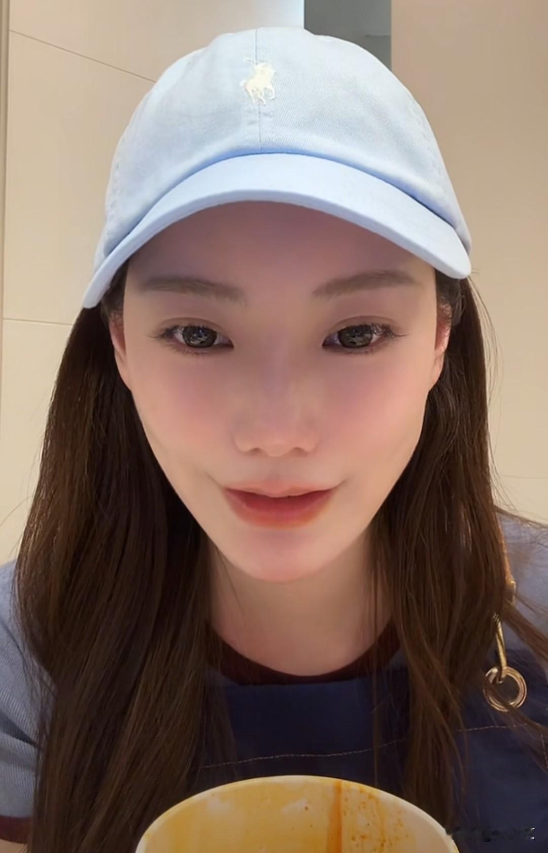 马筱梅看了孩子闲下来又来直播了，这个女孩真是很能干，一会也不舍的闲着，可能有了小