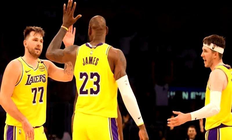 湖人主帅雷迪克刚曝出个“内部对话”——里夫斯为啥在詹皇当时球队阵容变