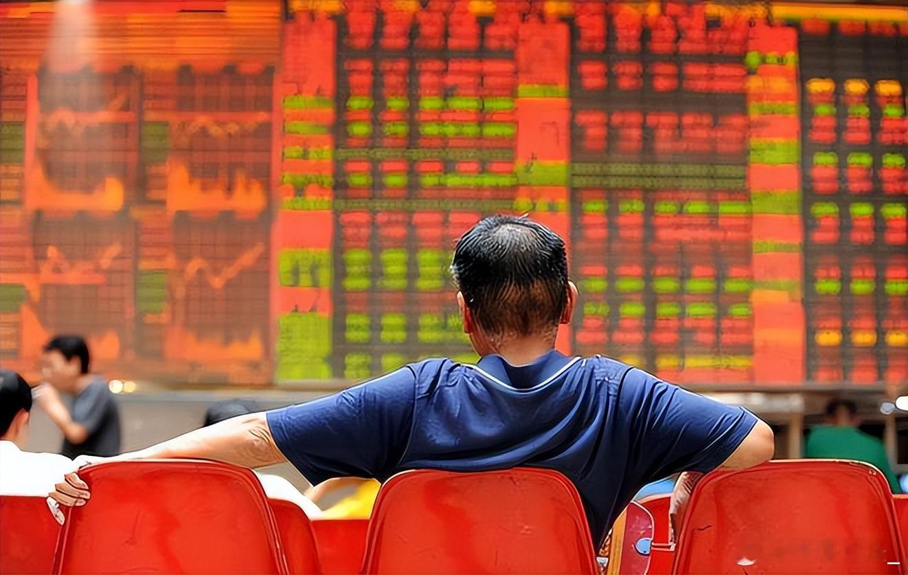 今日A股市场呈现平量回调，成交量微幅放大150亿，成交额在1.95万亿。技术层面