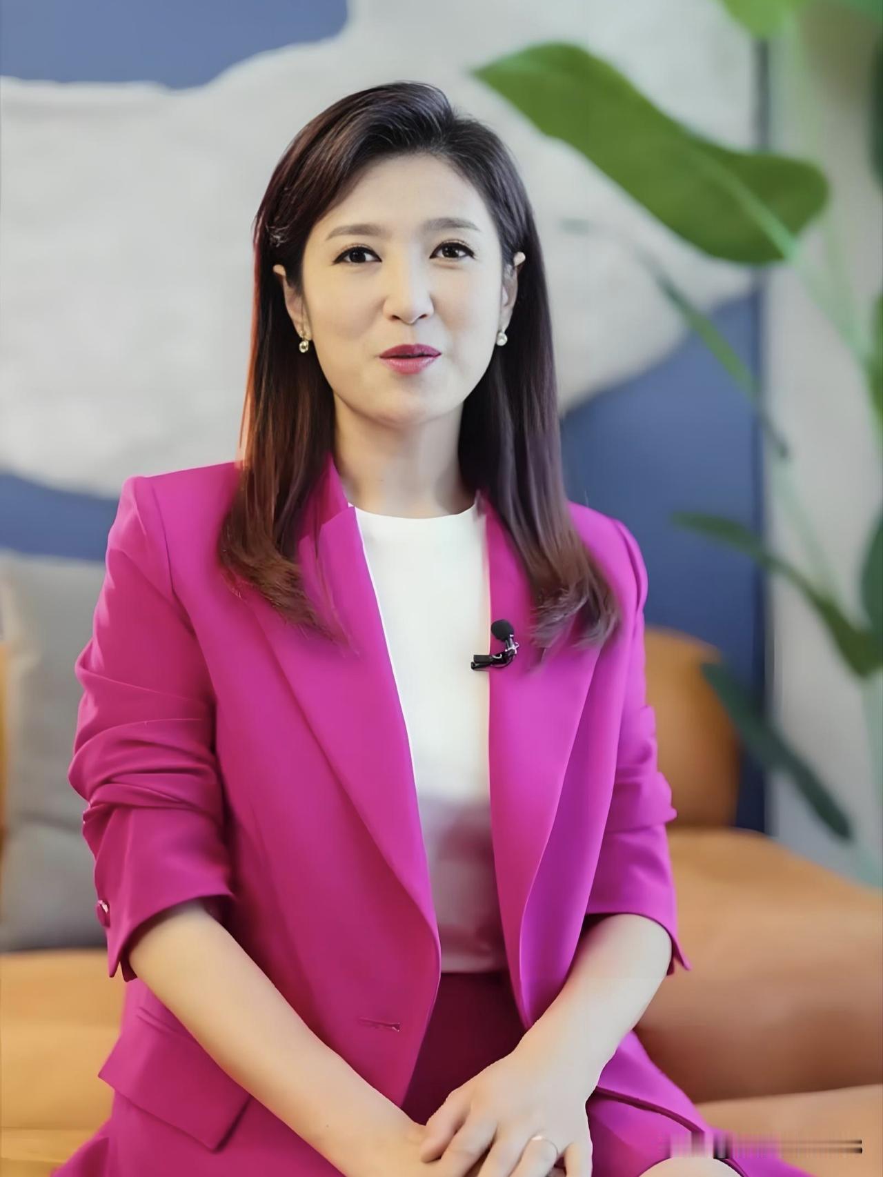 春妮笑意温煦，柔缓语调里藏着共情力，一开口就满是熨帖的烟火暖意。人的一生该怎样活
