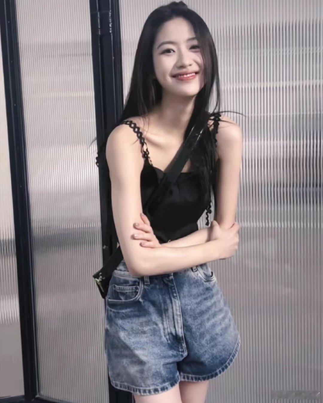 周奇向涵之分手1月5日，向涵之经纪公司直接澄清她单身，还说在赶工。原来是周奇被