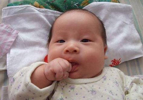 新生儿拳头为什么老是握着? 宝妈能帮他做什么?