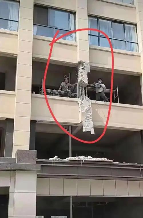 承重墙给钱就砸掉！贵州贵阳某小区，楼上住户忽然听见一声沉闷的巨响，赶紧跑下楼查看