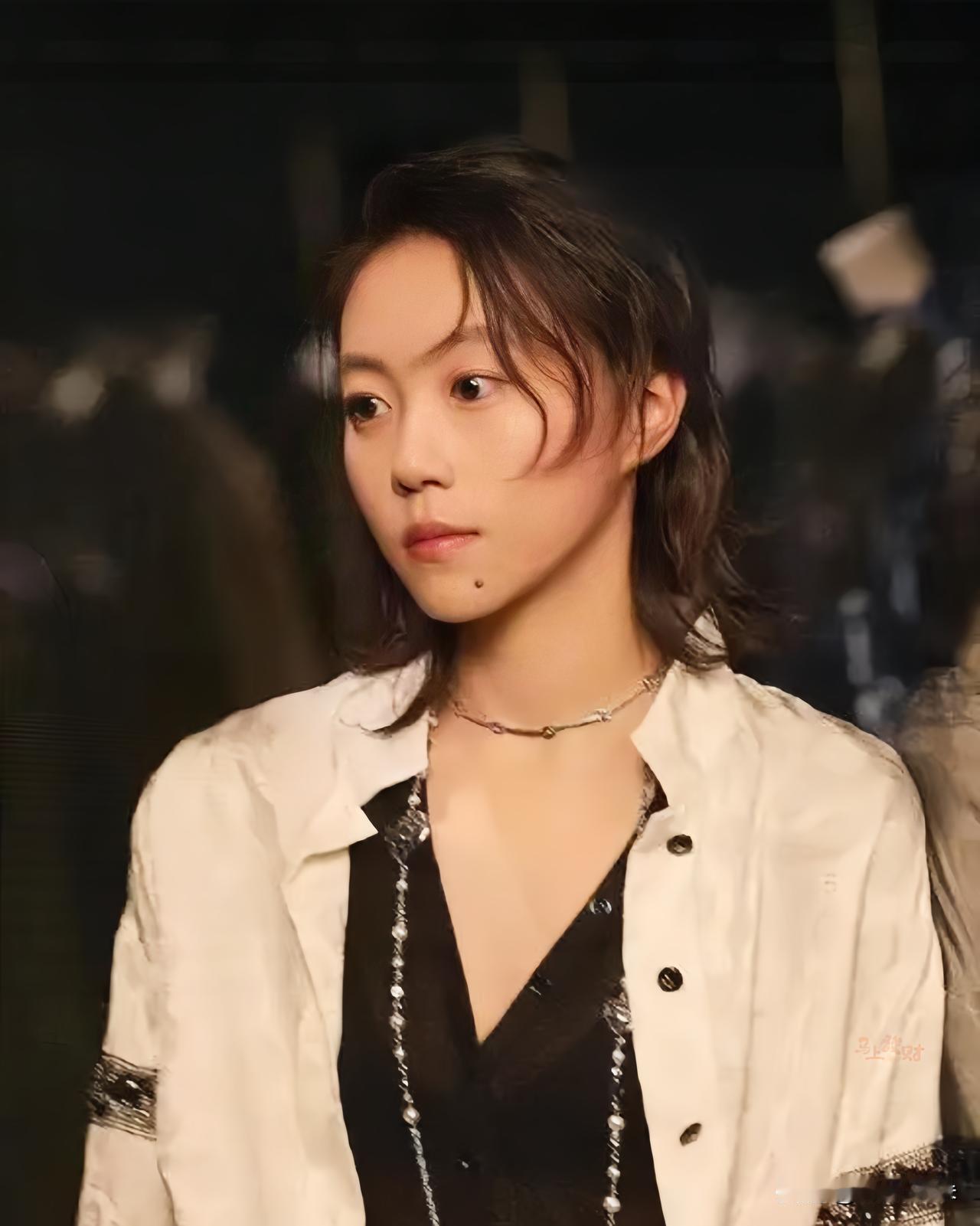 被记者刁钻提问逼问，窦靖童的体面，多少人学不会面对记者的“贴脸开大”，窦靖童