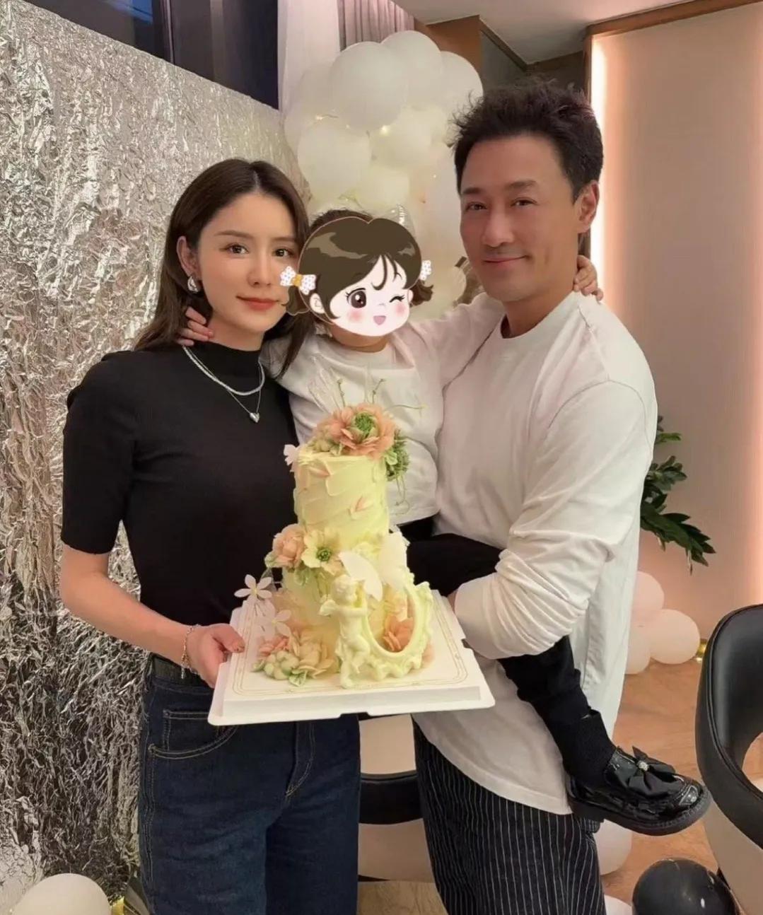 粉丝说林峯的粉都快被他老婆赶没了……林峯老婆张馨月521晒了一张爱心气球的照
