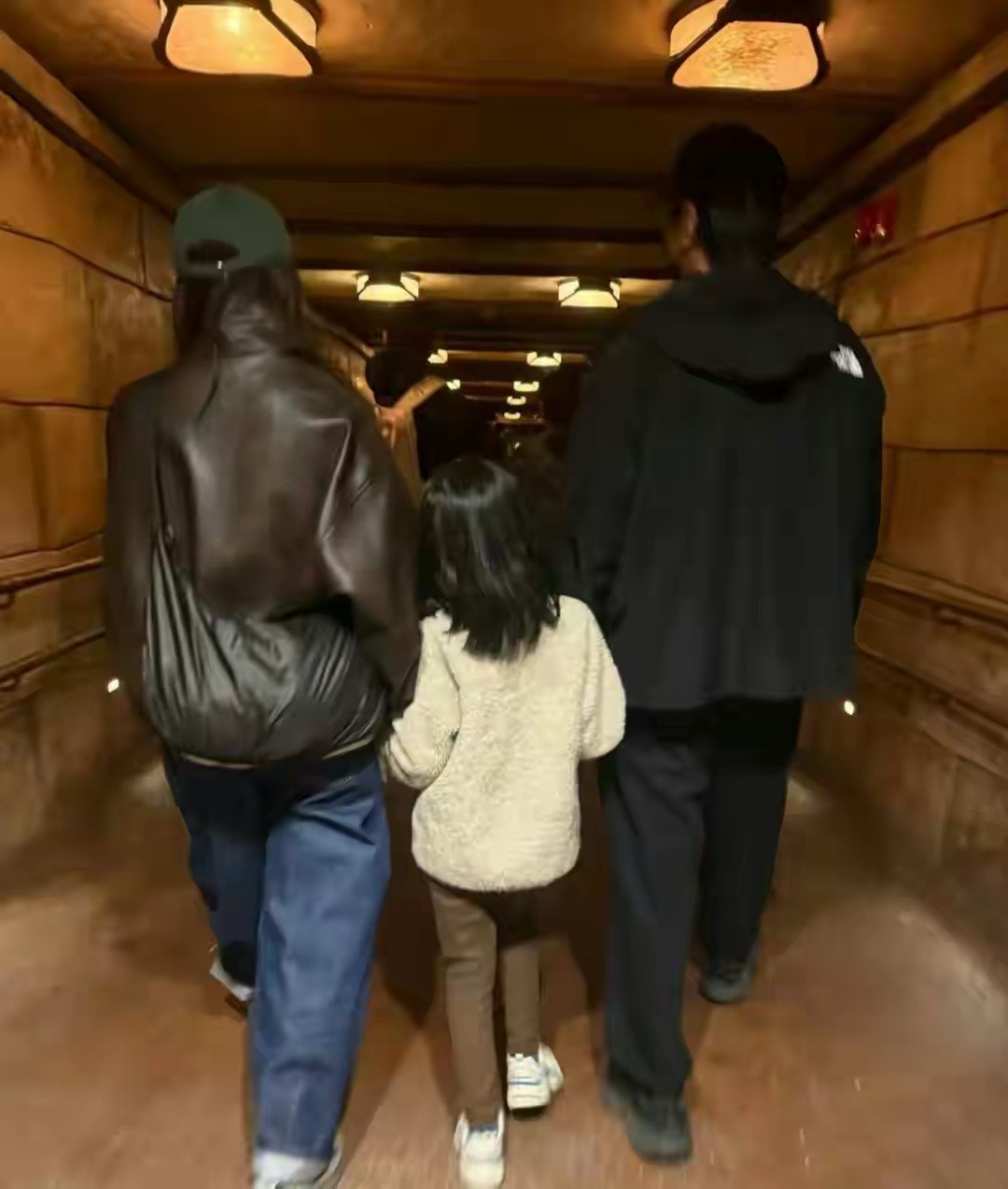 高圆圆赵又廷带女儿逛迪士尼，一家三口好有爱，7岁女儿长高了很多