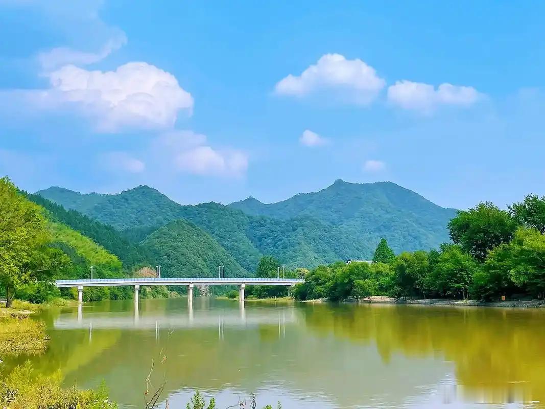 消息一览：1. 盐湖股份：拟以46.05亿元现金收购五矿盐湖51%股权2. 中色