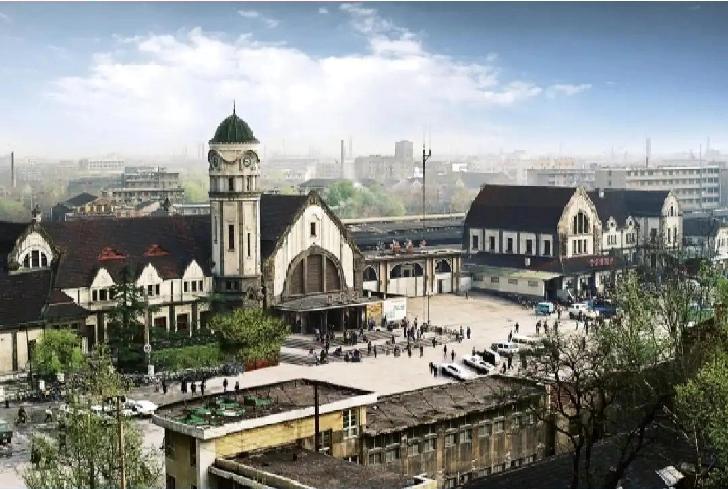 济南火车站南广场的四个时代。之前的南广场还是挺大的，只是后来越建越小了。如