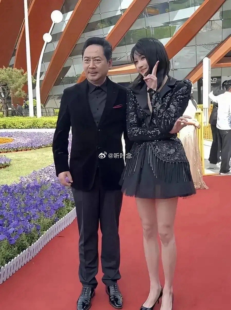 关晓彤旁边的人是谁呀好眼熟呀[思考][思考]​​​