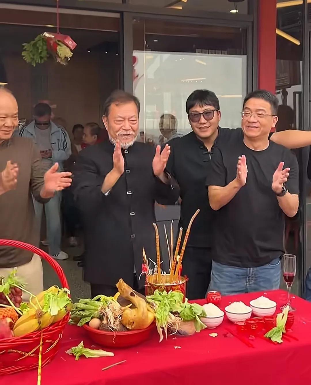 70岁知名港星内地连开2店卖烧鹅！亲自到鹅棚抓大鹅动作熟练现年70岁的前TVB