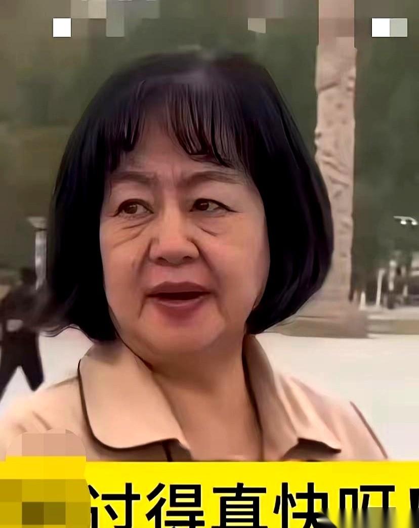 那个曾经霸占了全中国孩子电视屏幕的“童年女神”，最近露面了。60岁的她，站在镜