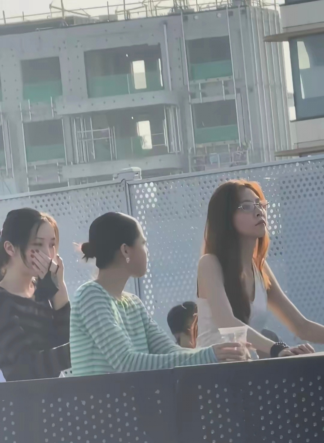 李嫣这身材比例，简直就是高度复刻王菲啊，比妈妈有过之而无不及，好友宋妍霏也一起到