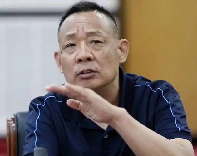 老板做到顶峰通常会干嘛？死死攥住大权，拼命搞上市圈钱。于东来偏不干。他直接把近3