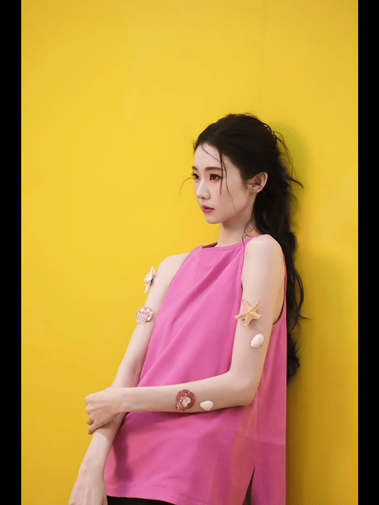 张艺凡向涵之亲了张艺凡向涵之别再试探啦！美女贴贴永远最戳心，氛围感直接拉满，这