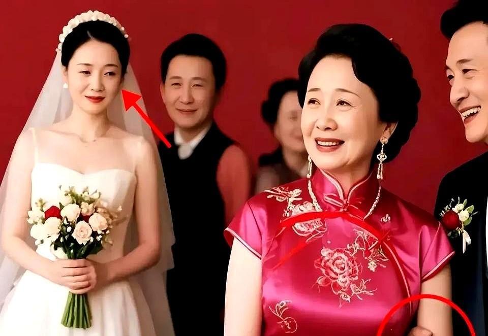 有人吐槽这个重庆婆婆在儿子的婚礼上把自己整的珠光宝气的。玫红色的旗袍上面绣着靓