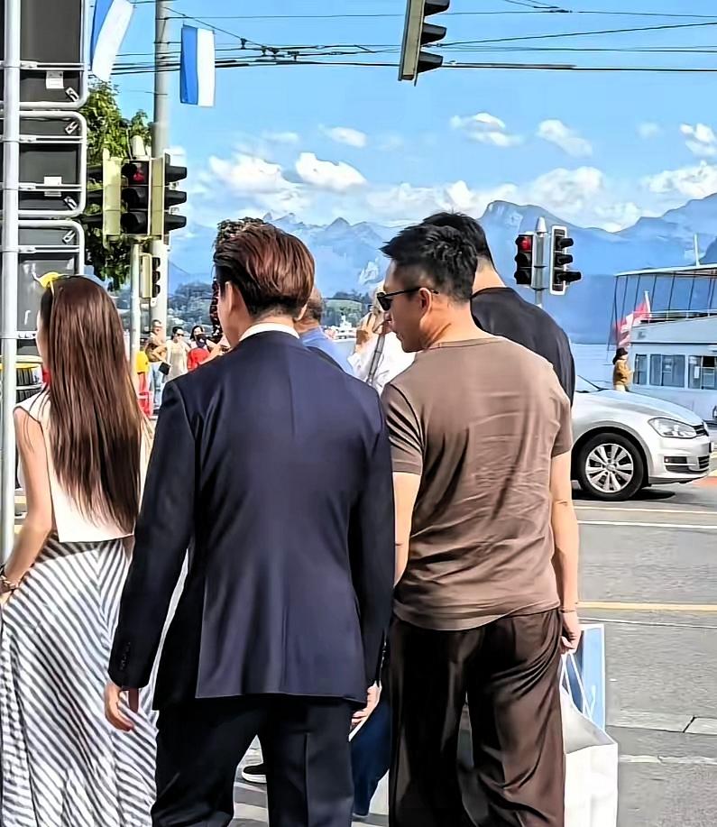 不少网友在国外街头偶遇汪小菲与马筱梅，这一次出行并非单纯旅游打卡，汪小菲忙于进修