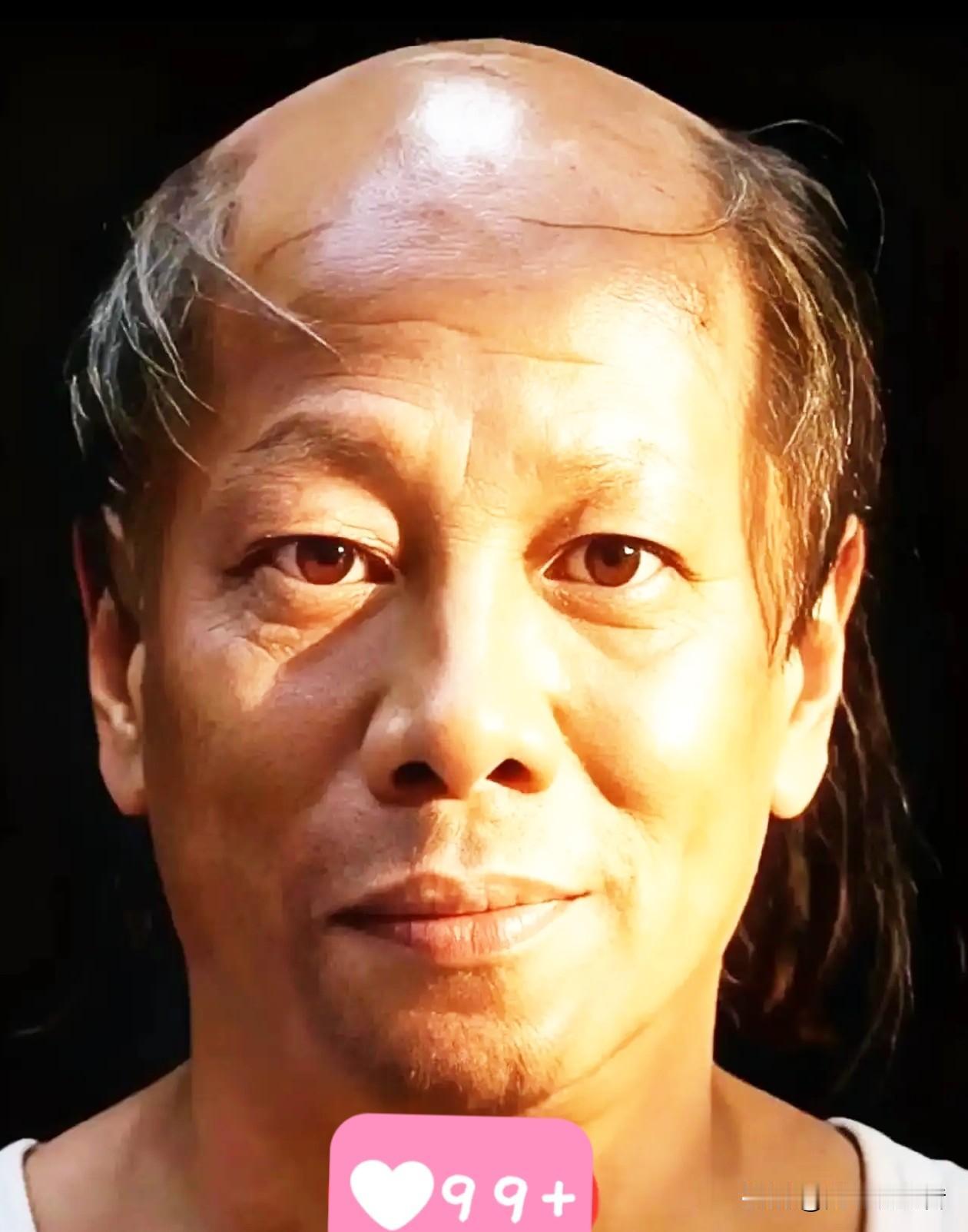 网友说：梁小龙的面相很有说服力，特别是他的眼神，给人一种深不可测的感觉。他