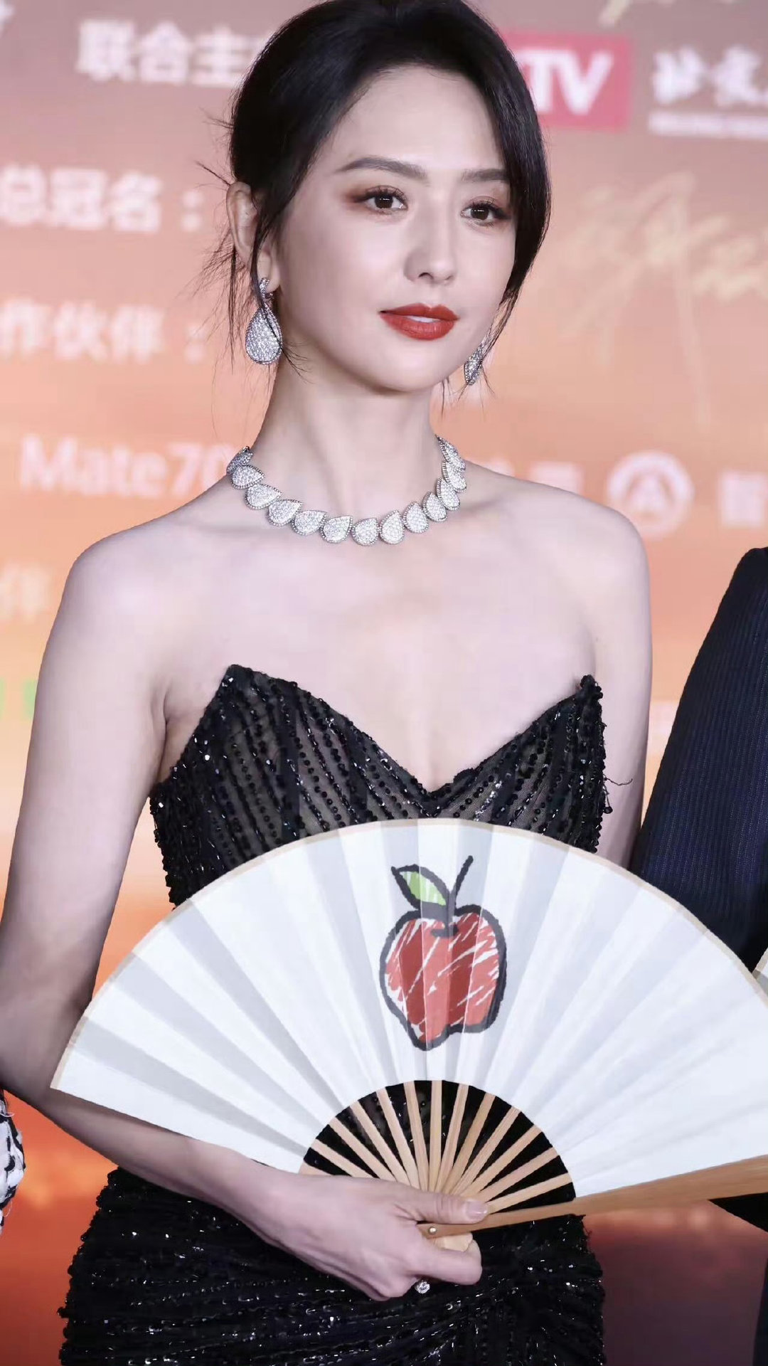 佟丽娅怼脸生图状态韵味十足啊​