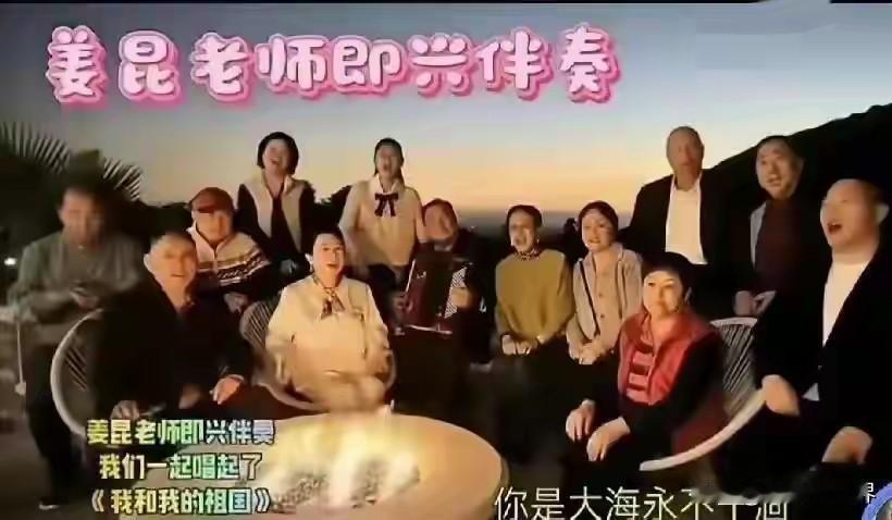 违和，讽刺！近日，75岁的前曲协主席，相声表演艺术家姜昆，在美国加州的一栋豪