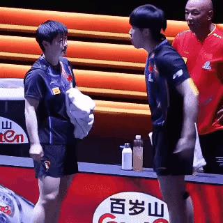 平时被欺负惯了的王楚钦，今天可算是在莎莎面前硬气了一回，就是不知道打完比赛莎