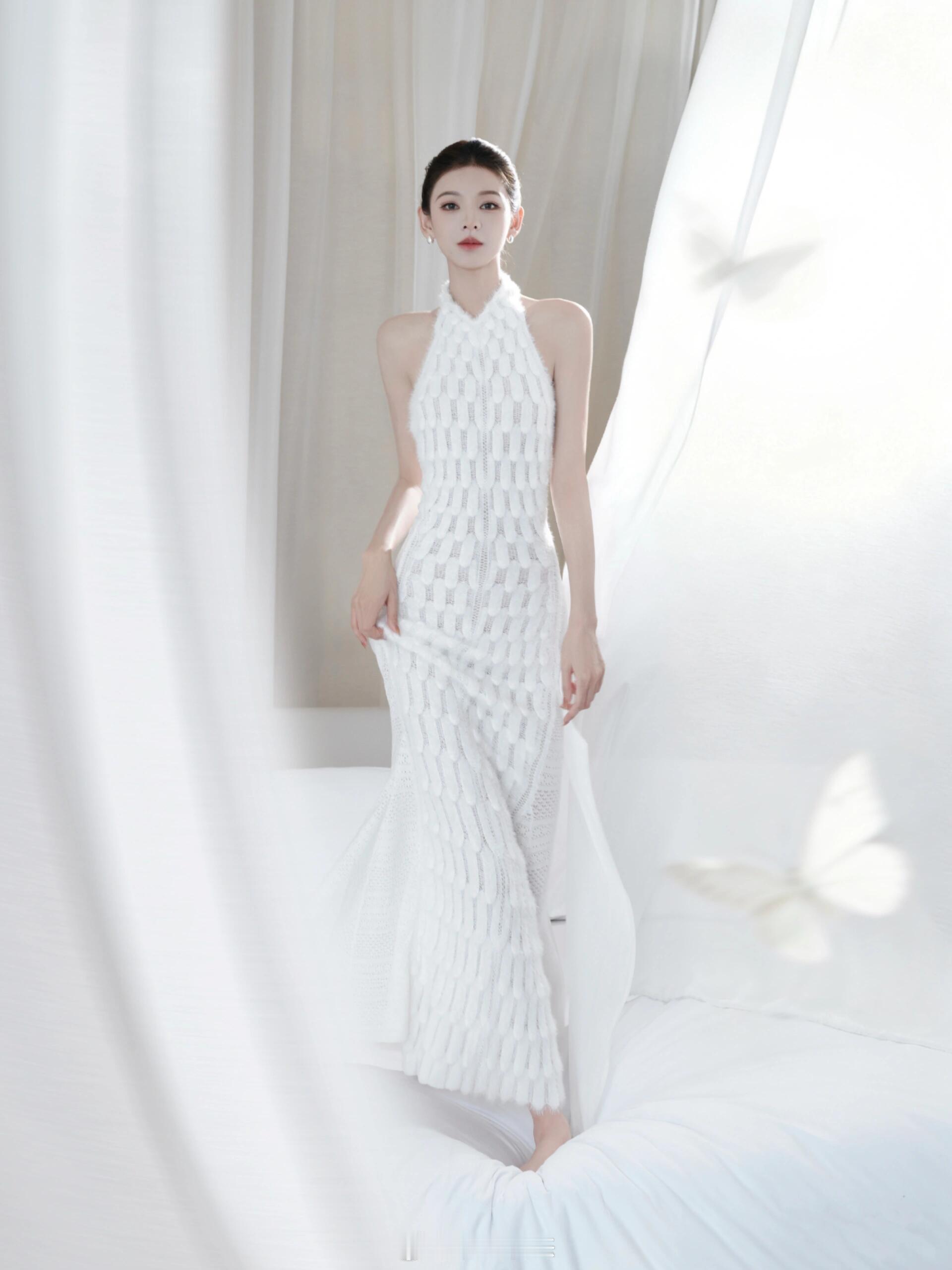 张予曦的皮肤和衣服一样白​​​