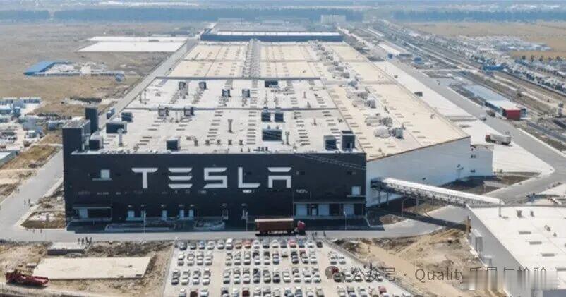 这件事其实最好玩的点不是“特斯拉要不用中国零件”，而是特斯拉为什么急着出来解释“