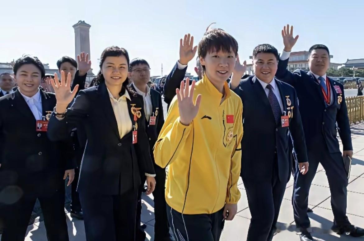 27岁，荣光在身，少年依旧。阳光下的人民大会堂前，王曼昱和劳模代表们，一起挥