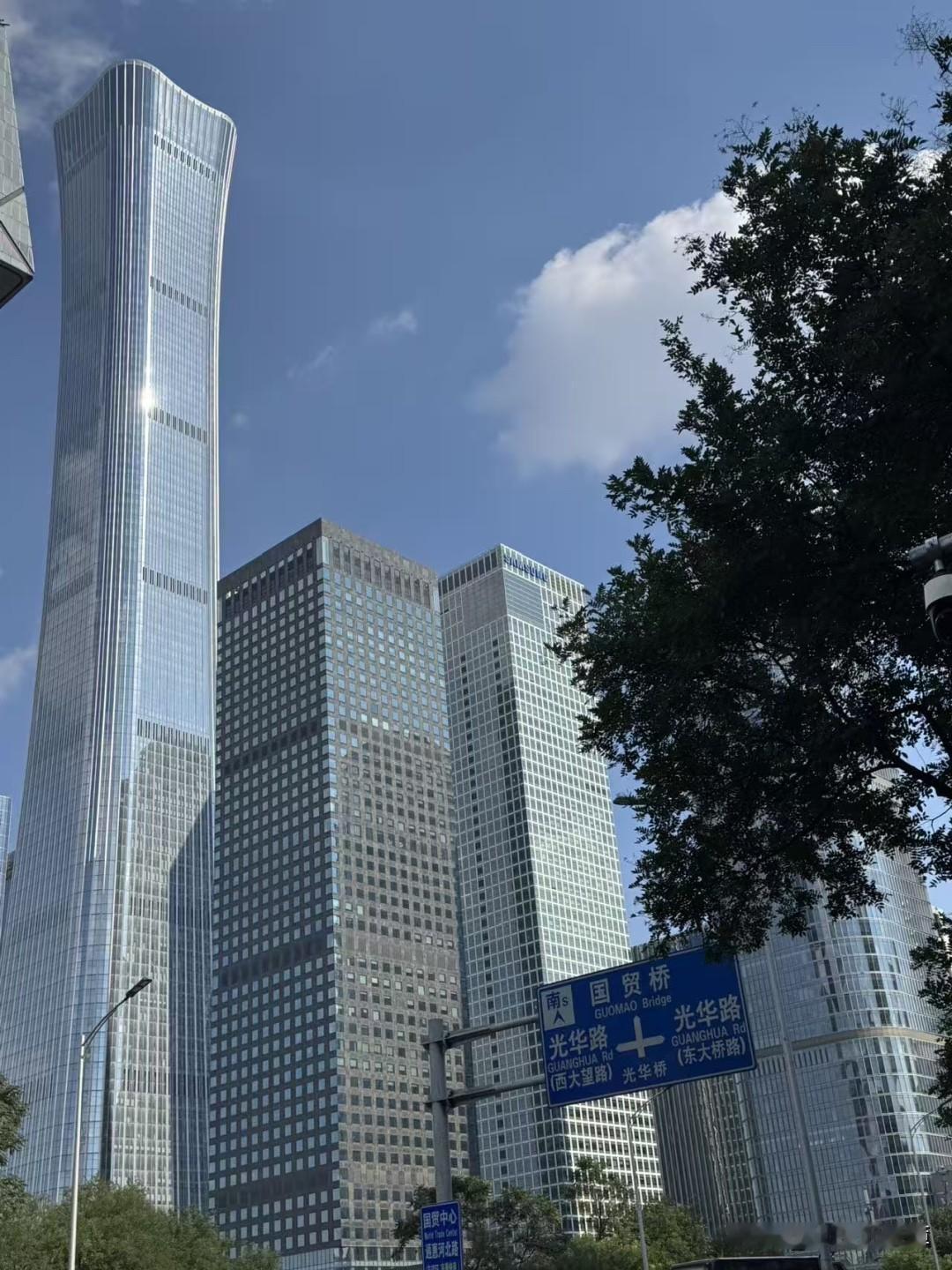去年回老家，办理婆婆三周年祭祀事宜，吃午饭的时候，大家闲聊，一个在老家务农的青年