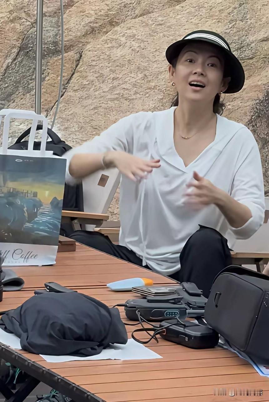 章子怡这是在什么地方拍的？感觉她没有化妆，穿着打扮也非常的休闲，非常的随意，真不