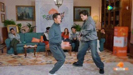 王安宇和陈伟霆在“舞蹈情境白板王”环节的表现简直精彩，台词互飚，幽默满点，胡先煦