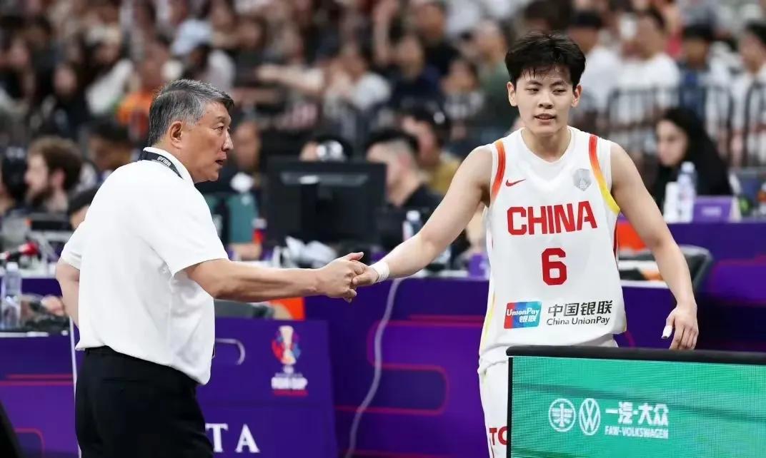 现在网上几乎一边倒的都是在怒喷宫鲁鸣的声音，几乎是全民力挺李梦，意思就是宫鲁鸣在