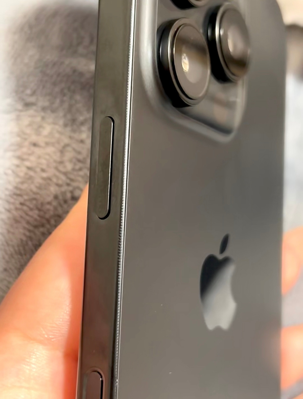 iPhone16系列边框有锯齿，这个应该是CNC机加工的时候刀头钝了或者转速