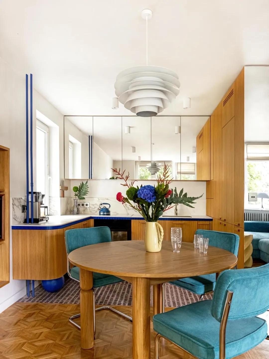 华沙这套住宅太绝了，色彩撞出艺术感。💯装修房子时该如何确定颜色基调家