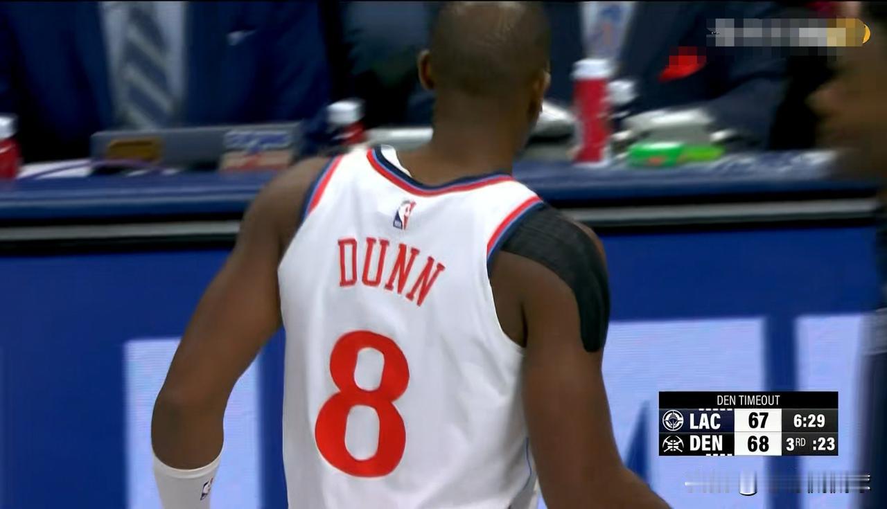 快船大将邓恩的三分球真是不可救药了！在今天快船客场以109：122不敌掘金的比赛