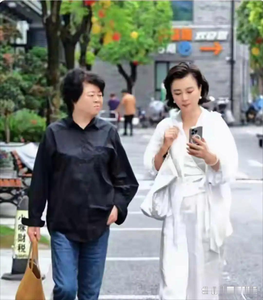 李玲玉陪87岁老母亲逛街，87岁看起来就像67岁，你们怎么看