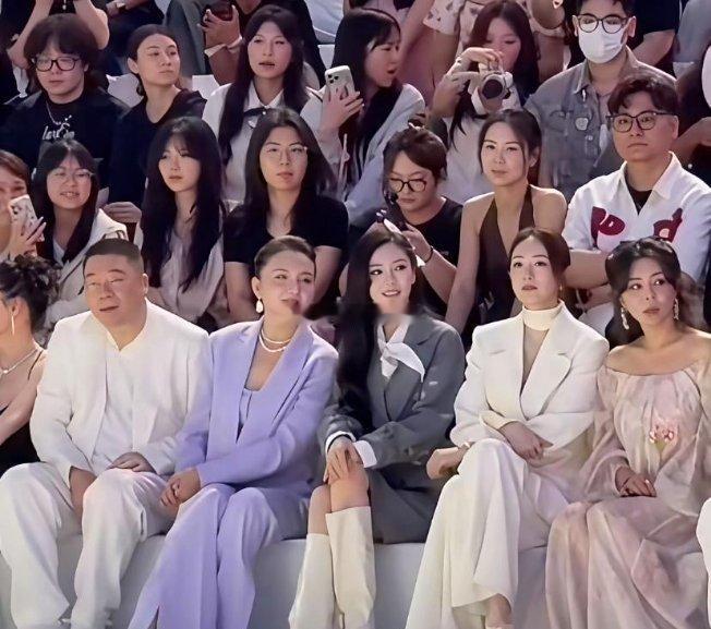 不得不说，baby颜值确实能打人群中一眼望去，她最亮眼，轻轻松松美出圈。也难怪她