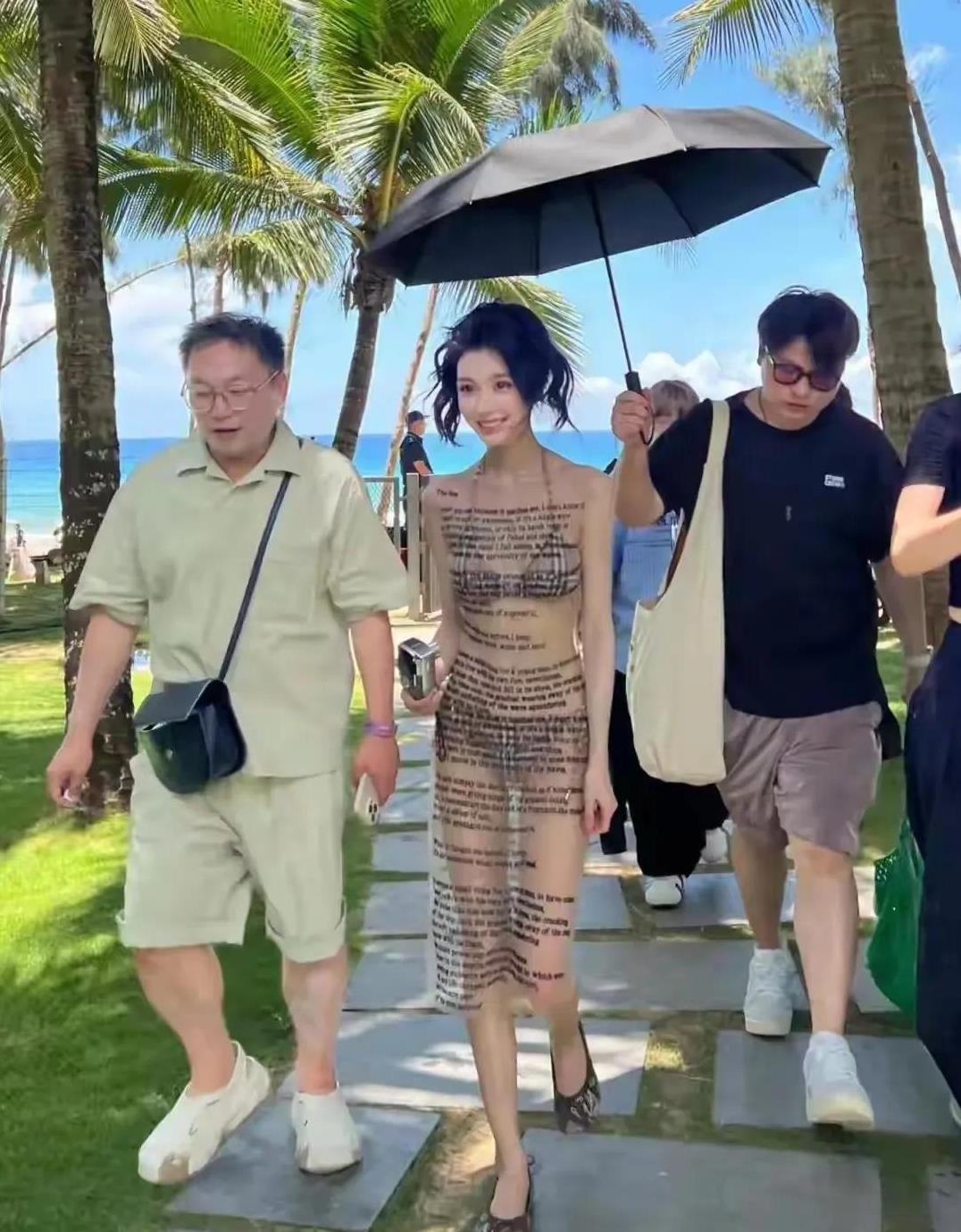网红就是网红这就是“吹”上天的易梦玲难登“大雅之堂”穿成这样还跟一堆“护卫