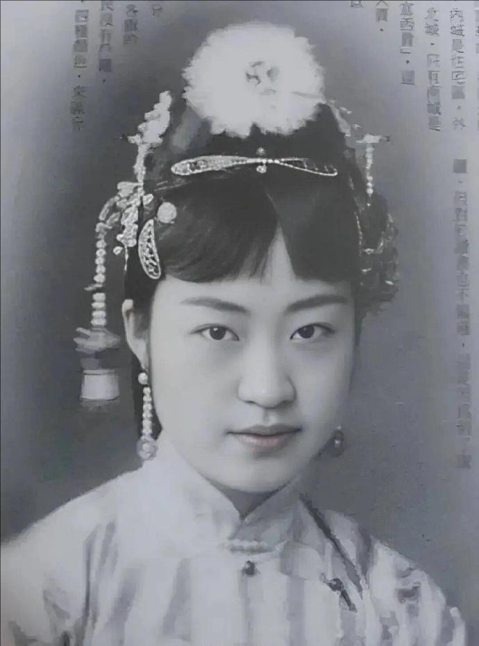 唐怡莹出身满洲镶红旗显赫世家，两位姑姑分别是光绪帝宠妃珍妃与瑾妃。她自幼被瑾妃接