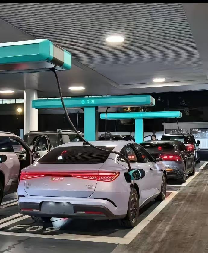 谁也没想到，颠覆燃油车时代的，不是百年车企大众，也不是科技巨头特斯拉，而是中国比