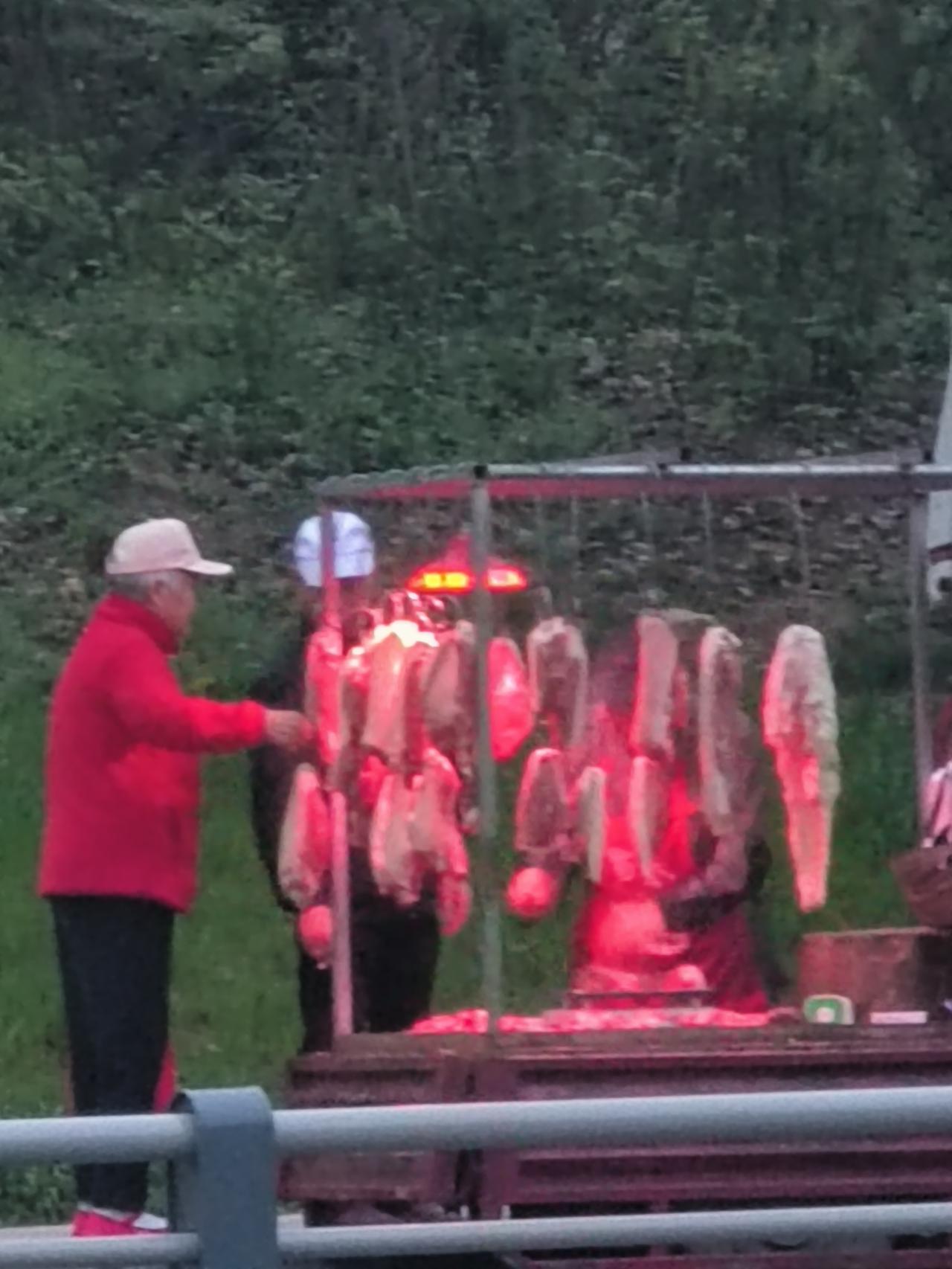 今天出去散步，发现路边有个三轮车在卖猪肉。凑过去一看，价格比菜市场要便宜，前夹肉