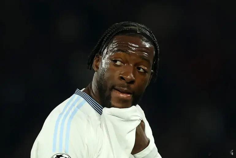 西汉姆联冬窗转会截止日，西汉姆联从切尔西租借来了中卫迪萨西。迪萨西跟斯特林都是