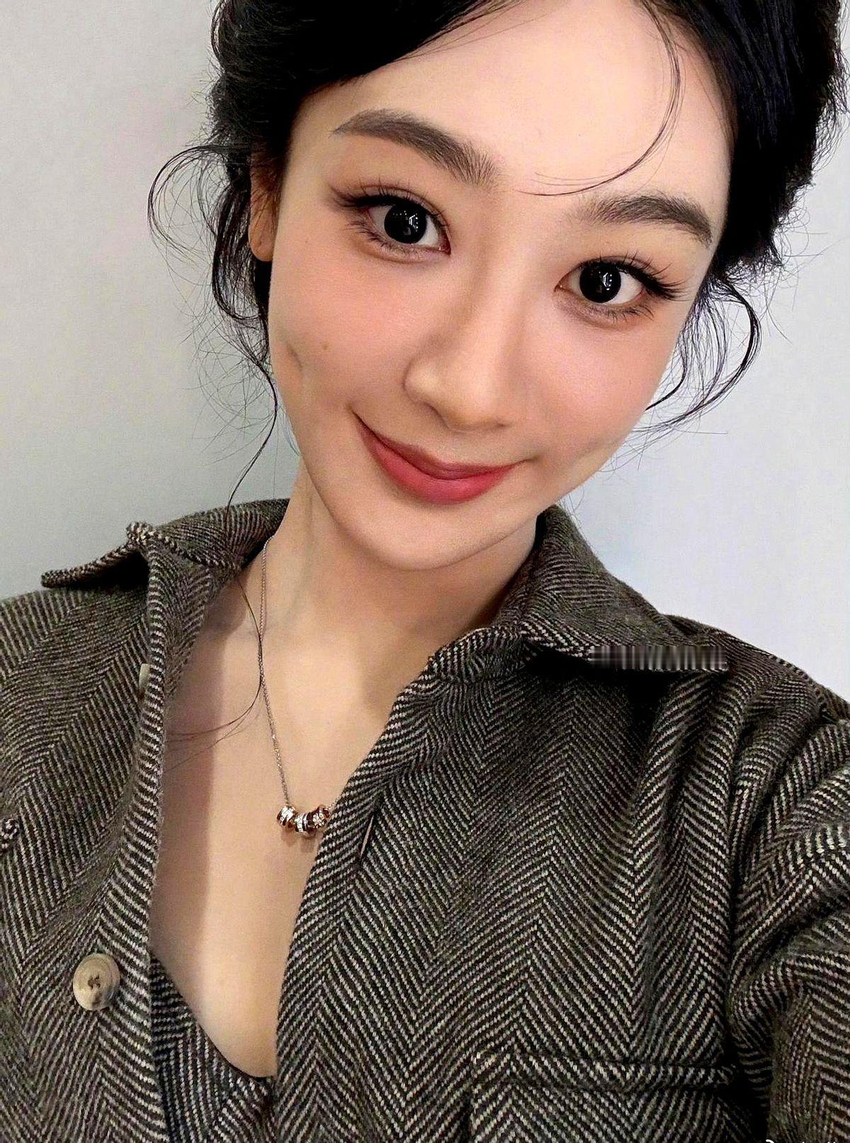 这两天是怎么了，杨紫连续两日营业，昨天发抖，今天发博。我猜她是要准备进组了，所