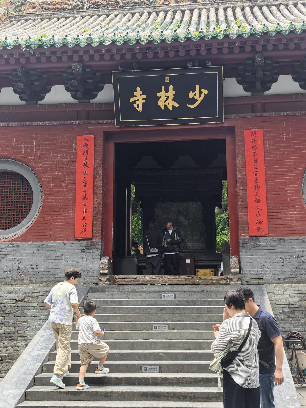 游少林寺，圆年少武侠梦今日从洛阳启程，一路前行，前往久负盛名的嵩