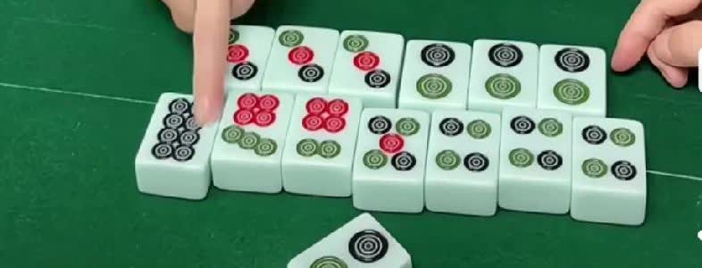 昨天下午打麻将，我起了一手好牌，自摸了2筒清一色，可我上家一男的，
