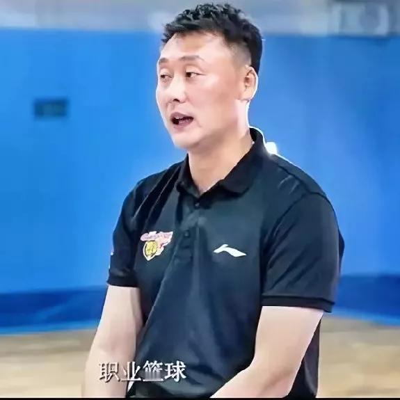 下面这个人叫"曲绍斌"！他是中国男篮U19主教练！这个人最近在接受采访时大言不惭