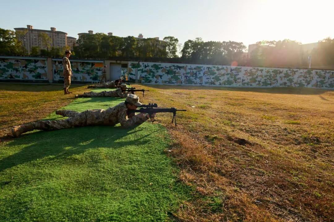 枪王争霸！多所军校射击精英同台对决硝烟弥漫！枪声震天！近日，陆军步兵学院射击训练